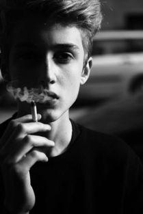 欧美帅哥烟斗视频,一瞥烟斗文化的魅力瞬间